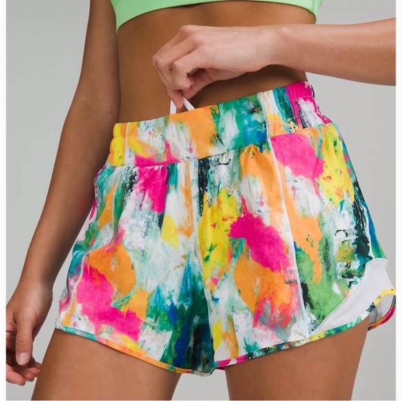 ❤️LULULEMON HOTTY HOT SHORT 4”-NO LIMITS WHITE MULTI/10❤️